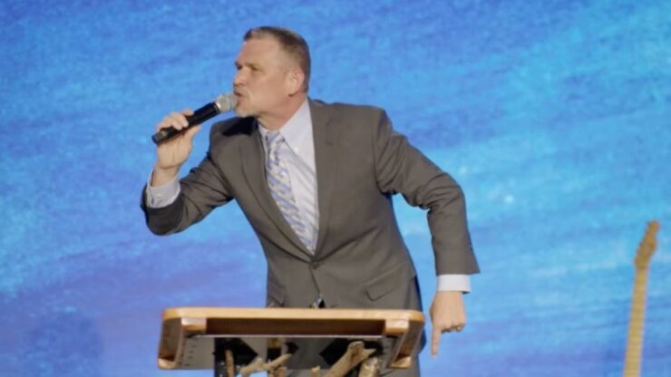 Greg Locke como pastor y conferencista motivacional